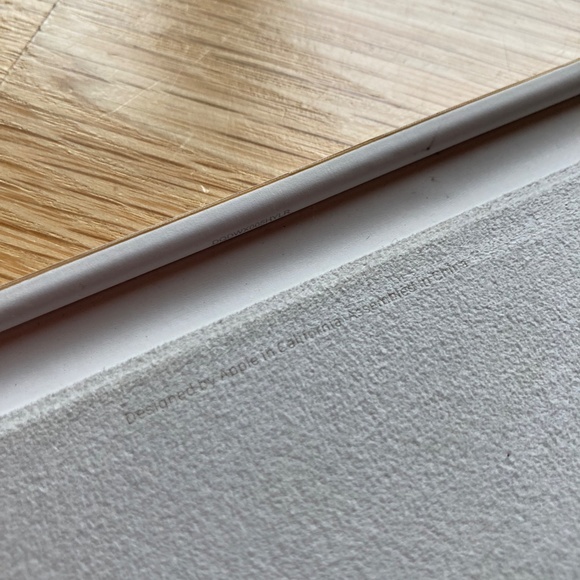 iPad Pro Vegan Suede Smart Folio Cover by Apple White EUC - Picture 5 of 11